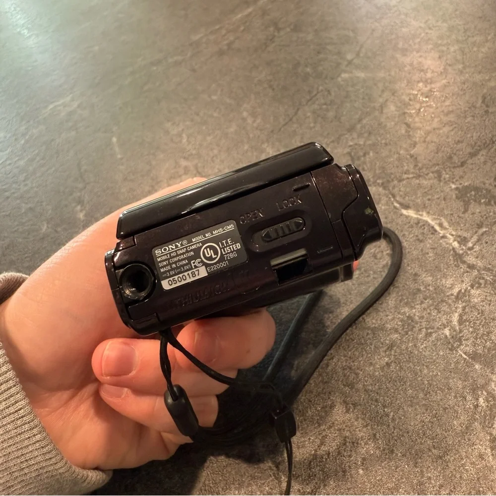 Sony Mobile HD Snap Camera MHS-CM5 Digital Camcorder untested for parts